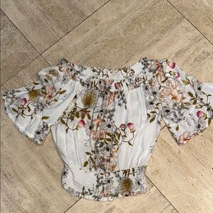 Adorable floral patterned crop top w/special shirt sleeves